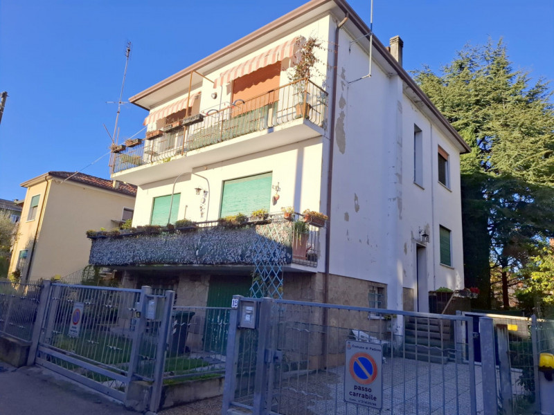 PORZIONE DI BIFAMILIARE – MADONNA PELLEGRINA – ULTIMO PIANO

In zona Madonna Pellegrina/Bassanell...