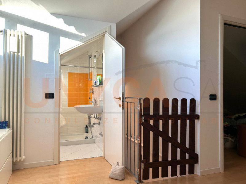 CROCIFISSO - Proponiamo in vendita un appartamento sviluppato su due livelli, situato al secondo ...