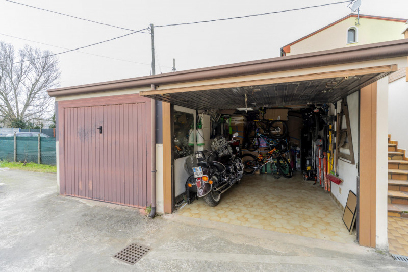 Nel tranquillo quartiere residenziale di Giarre, frazione di Abano Terme, in strada interna a bas...