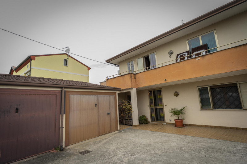 Nel tranquillo quartiere residenziale di Giarre, frazione di Abano Terme, in strada interna a bas...