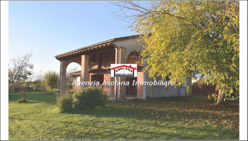 Vendesi splendido annesso rustico allo stato grezzo con ampio scoperto privato in comune di Altiv...