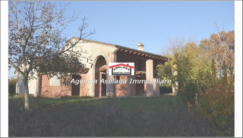 Vendesi splendido annesso rustico allo stato grezzo con ampio scoperto privato in comune di Altiv...