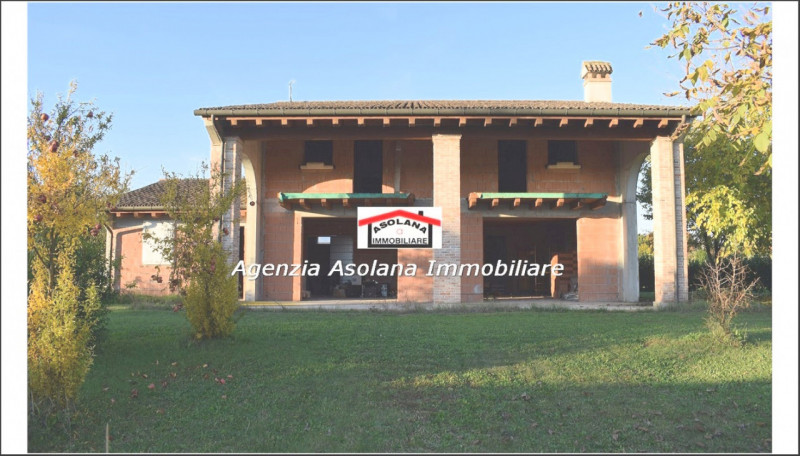 Vendesi splendido annesso rustico allo stato grezzo con ampio scoperto privato in comune di Altiv...