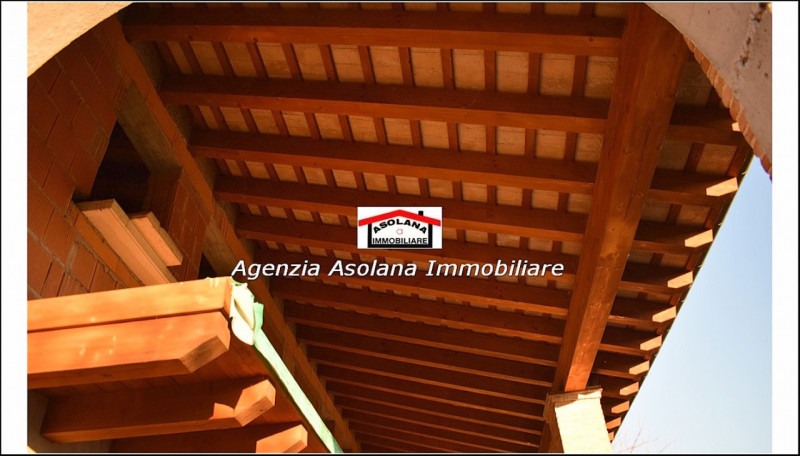 Vendesi splendido annesso rustico allo stato grezzo con ampio scoperto privato in comune di Altiv...