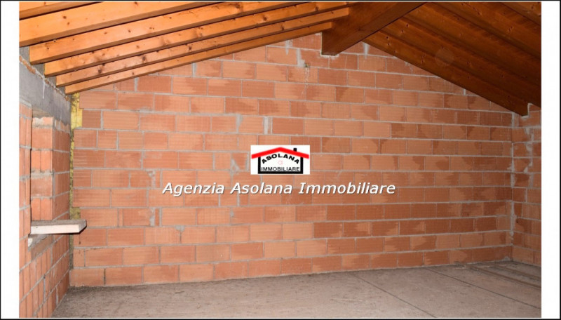 Vendesi splendido annesso rustico allo stato grezzo con ampio scoperto privato in comune di Altiv...