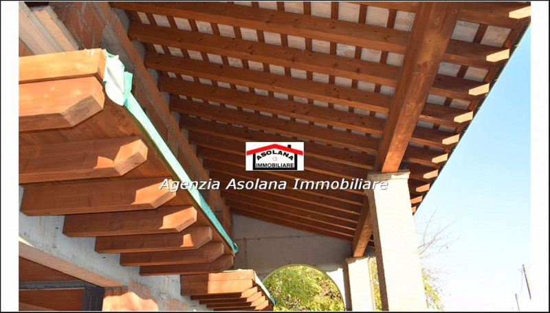 Vendesi splendido annesso rustico allo stato grezzo con ampio scoperto privato in comune di Altiv...