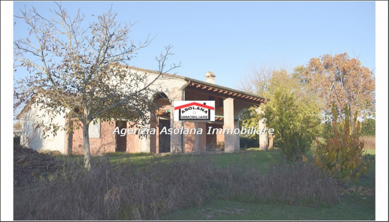 Vendesi splendido annesso rustico allo stato grezzo con ampio scoperto privato in comune di Altiv...