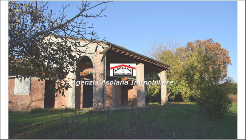 Vendesi splendido annesso rustico allo stato grezzo con ampio scoperto privato in comune di Altiv...