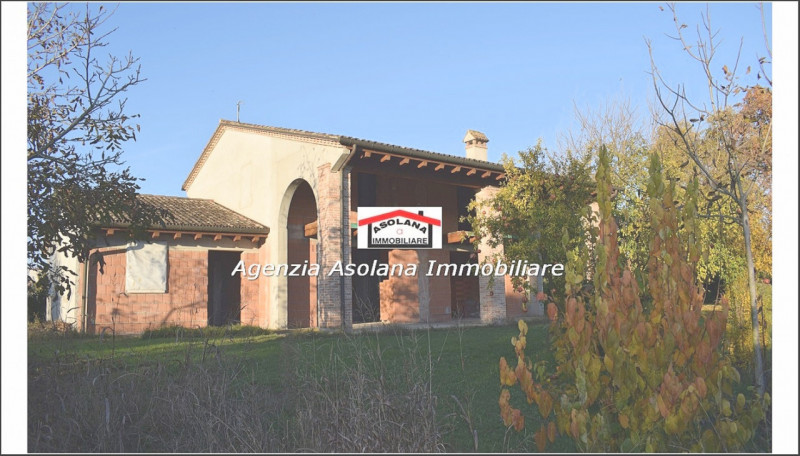 Vendesi splendido annesso rustico allo stato grezzo con ampio scoperto privato in comune di Altiv...