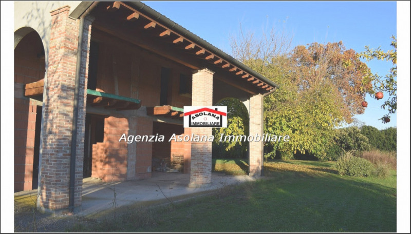 Vendesi splendido annesso rustico allo stato grezzo con ampio scoperto privato in comune di Altiv...