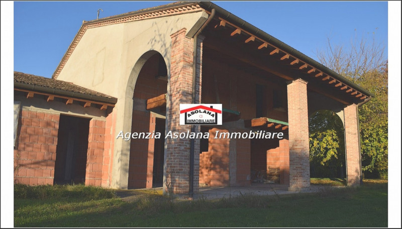 Vendesi splendido annesso rustico allo stato grezzo con ampio scoperto privato in comune di Altiv...