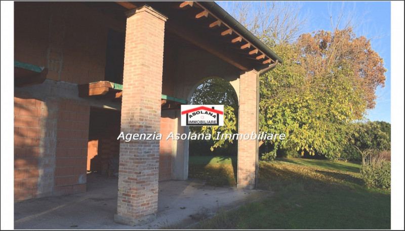 Vendesi splendido annesso rustico allo stato grezzo con ampio scoperto privato in comune di Altiv...