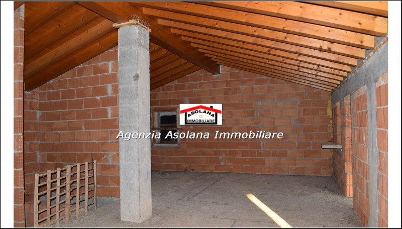 Vendesi splendido annesso rustico allo stato grezzo con ampio scoperto privato in comune di Altiv...