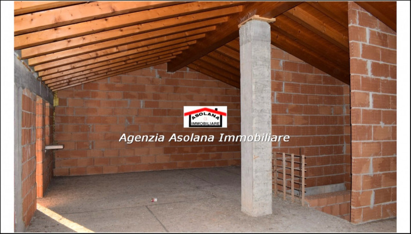 Vendesi splendido annesso rustico allo stato grezzo con ampio scoperto privato in comune di Altiv...