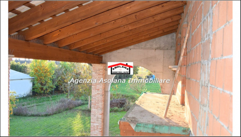 Vendesi splendido annesso rustico allo stato grezzo con ampio scoperto privato in comune di Altiv...