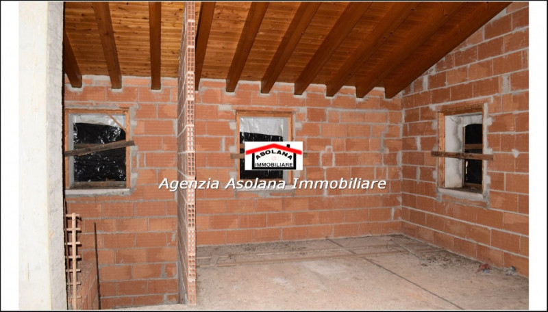 Vendesi splendido annesso rustico allo stato grezzo con ampio scoperto privato in comune di Altiv...