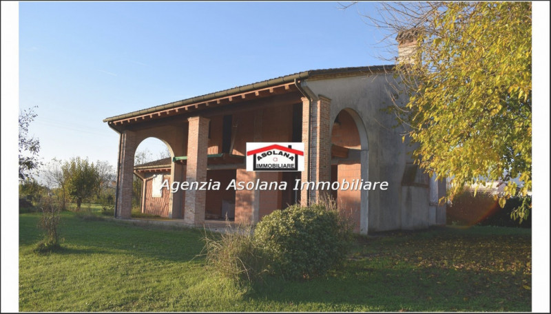 Vendesi splendido annesso rustico allo stato grezzo con ampio scoperto privato in comune di Altiv...