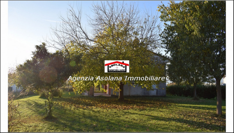 Vendesi splendido annesso rustico allo stato grezzo con ampio scoperto privato in comune di Altiv...