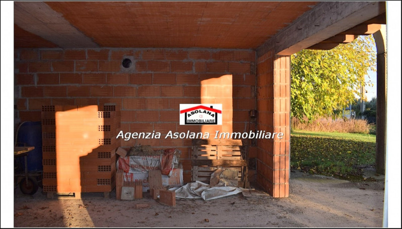 Vendesi splendido annesso rustico allo stato grezzo con ampio scoperto privato in comune di Altiv...