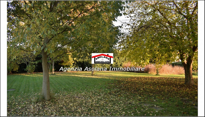 Vendesi splendido annesso rustico allo stato grezzo con ampio scoperto privato in comune di Altiv...