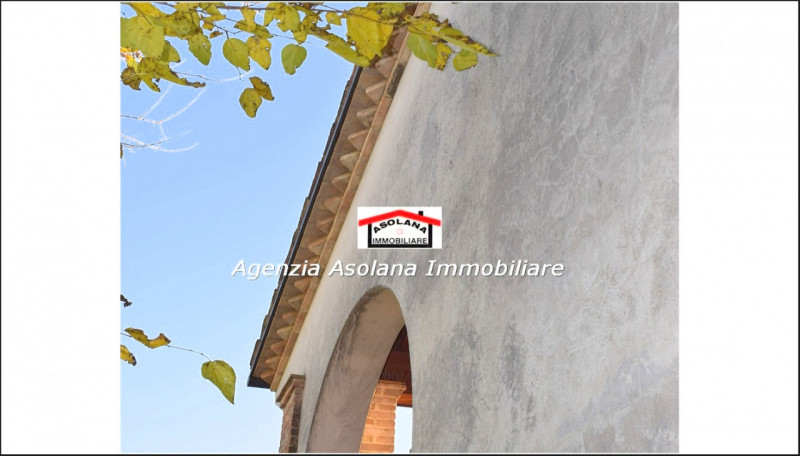 Vendesi splendido annesso rustico allo stato grezzo con ampio scoperto privato in comune di Altiv...