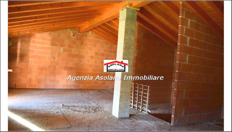 Vendesi splendido annesso rustico allo stato grezzo con ampio scoperto privato in comune di Altiv...