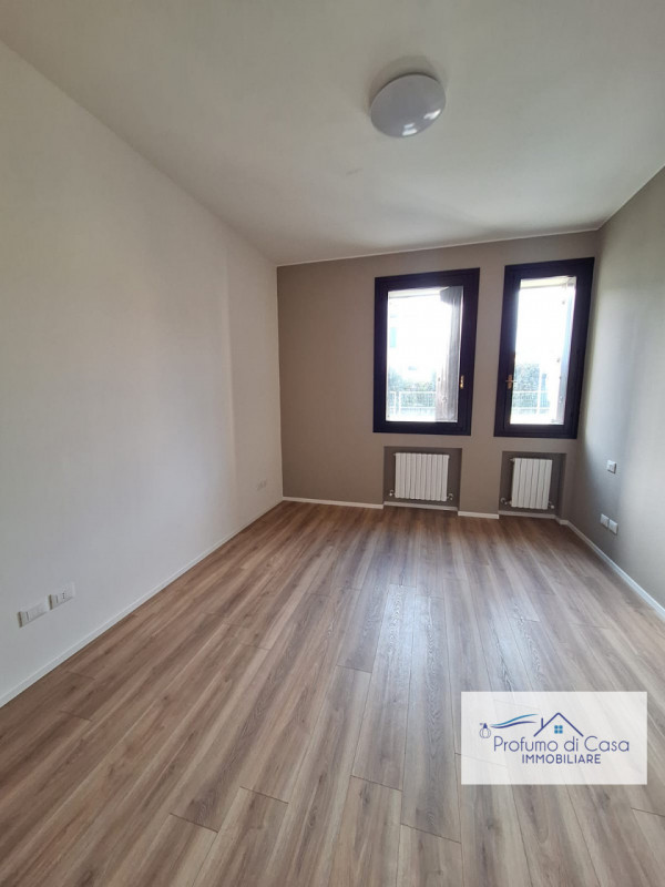 NOVENTA PADOVANA: In posizione strategica e comoda a tutti i principali servizi, proponiamo in af...