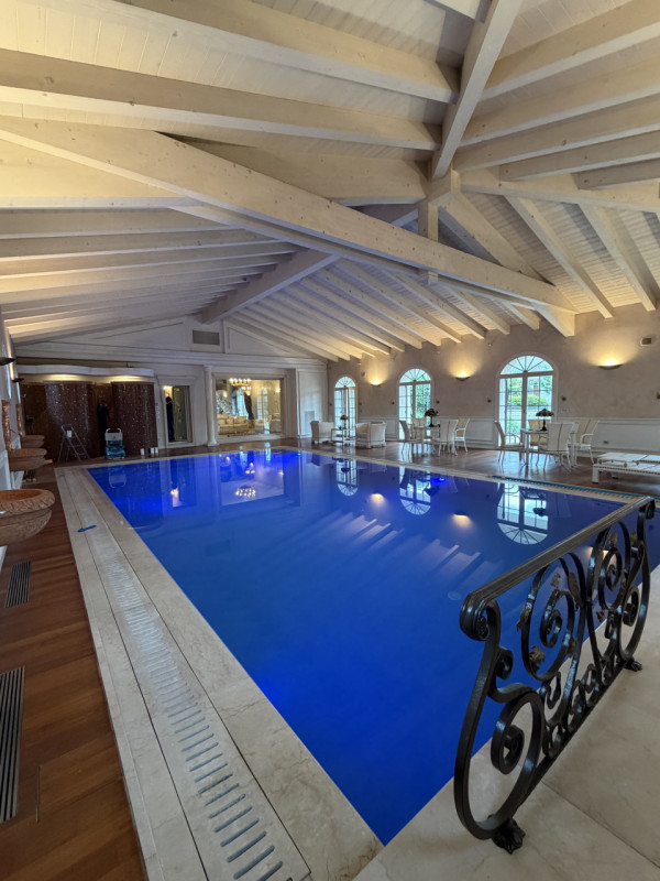 Proponiamo in vendita una prestigiosa e ricercata villa in stile classico di circa 400 mq, nuova ...