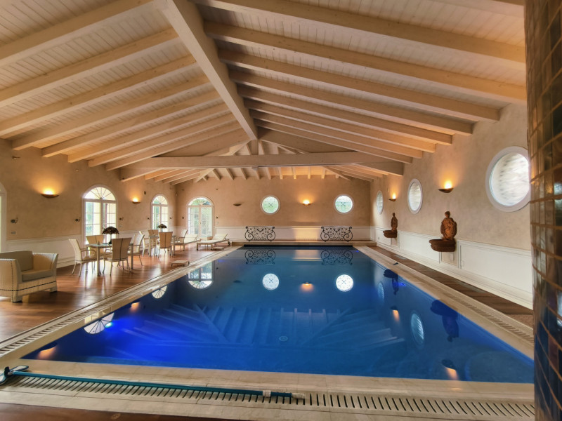 Proponiamo in vendita una prestigiosa e ricercata villa in stile classico di circa 400 mq, nuova ...