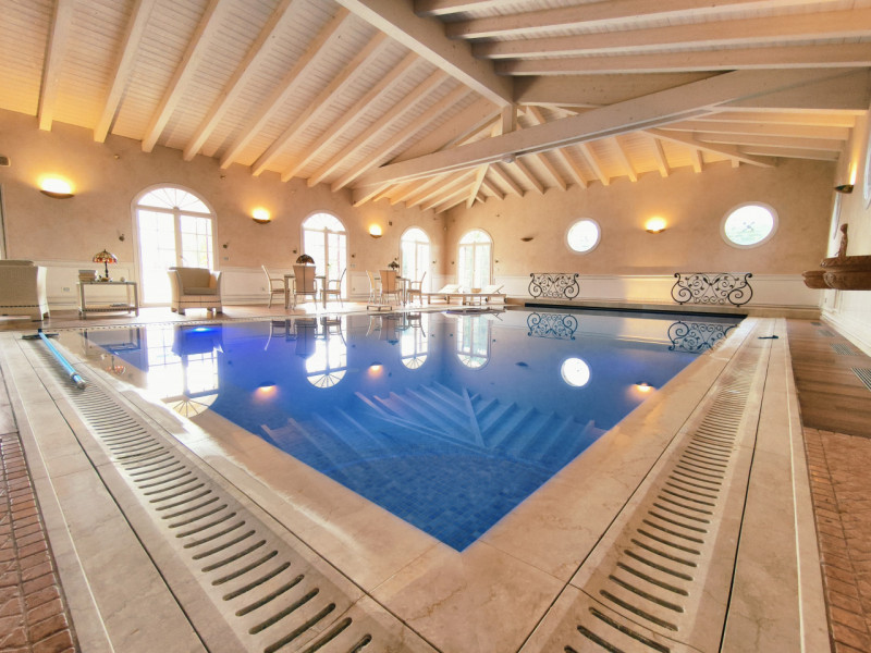 Proponiamo in vendita una prestigiosa e ricercata villa in stile classico di circa 400 mq, nuova ...