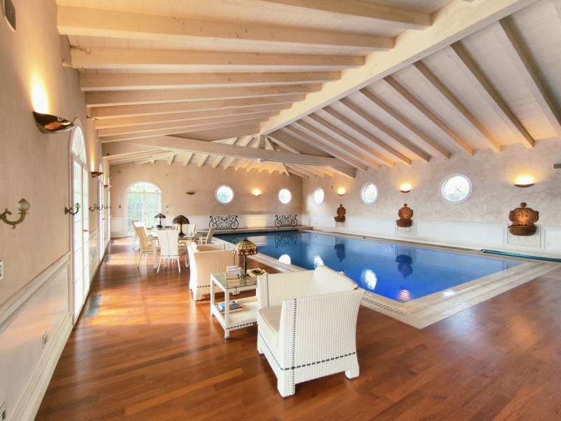 Proponiamo in vendita una prestigiosa e ricercata villa in stile classico di circa 400 mq, nuova ...