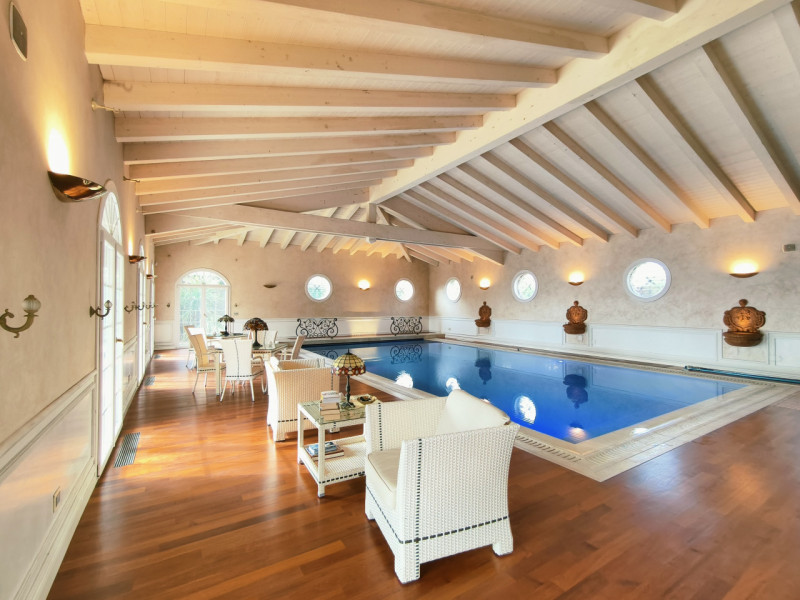 Proponiamo in vendita una prestigiosa e ricercata villa in stile classico di circa 400 mq, nuova ...