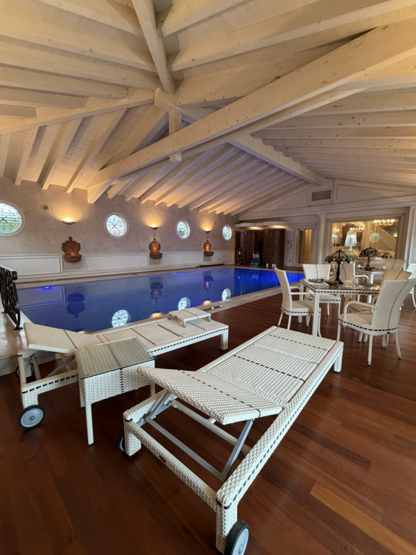 Proponiamo in vendita una prestigiosa e ricercata villa in stile classico di circa 400 mq, nuova ...