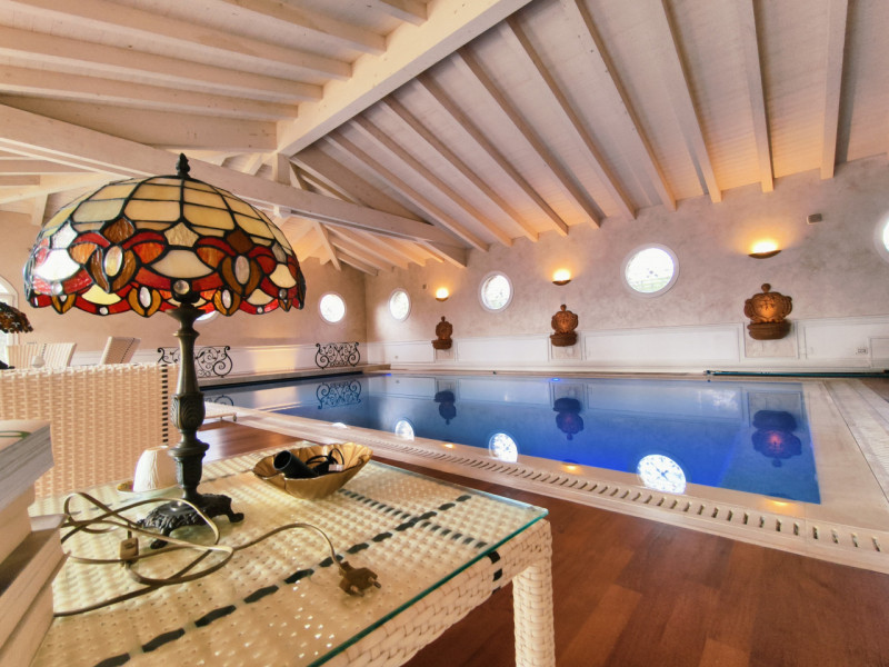 Proponiamo in vendita una prestigiosa e ricercata villa in stile classico di circa 400 mq, nuova ...