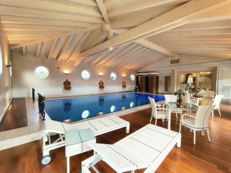 Proponiamo in vendita una prestigiosa e ricercata villa in stile classico di circa 400 mq, nuova ...