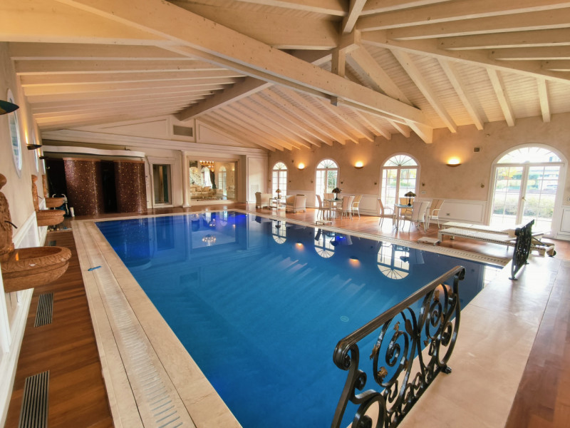 Proponiamo in vendita una prestigiosa e ricercata villa in stile classico di circa 400 mq, nuova ...