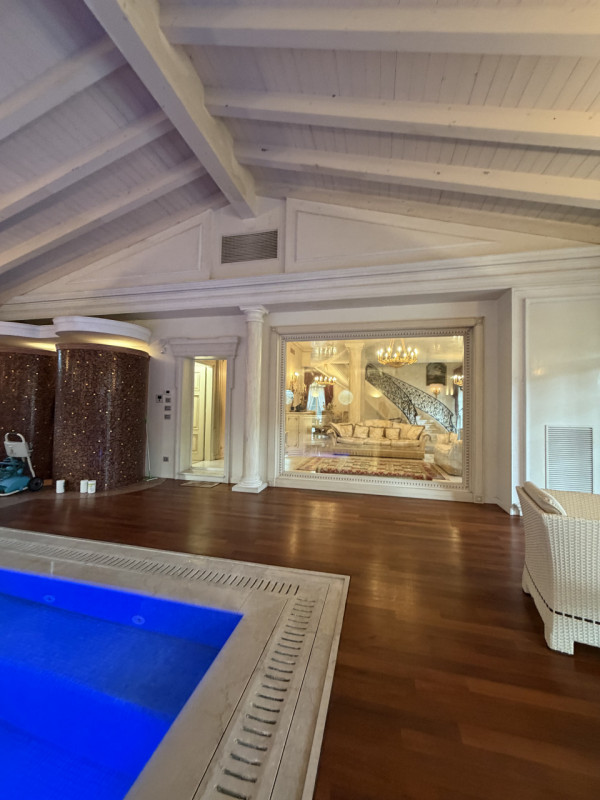 Proponiamo in vendita una prestigiosa e ricercata villa in stile classico di circa 400 mq, nuova ...