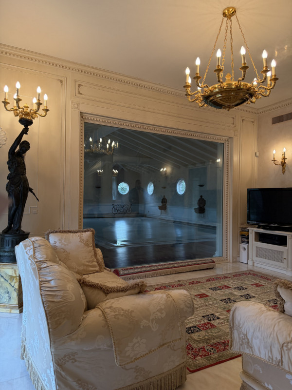 Proponiamo in vendita una prestigiosa e ricercata villa in stile classico di circa 400 mq, nuova ...