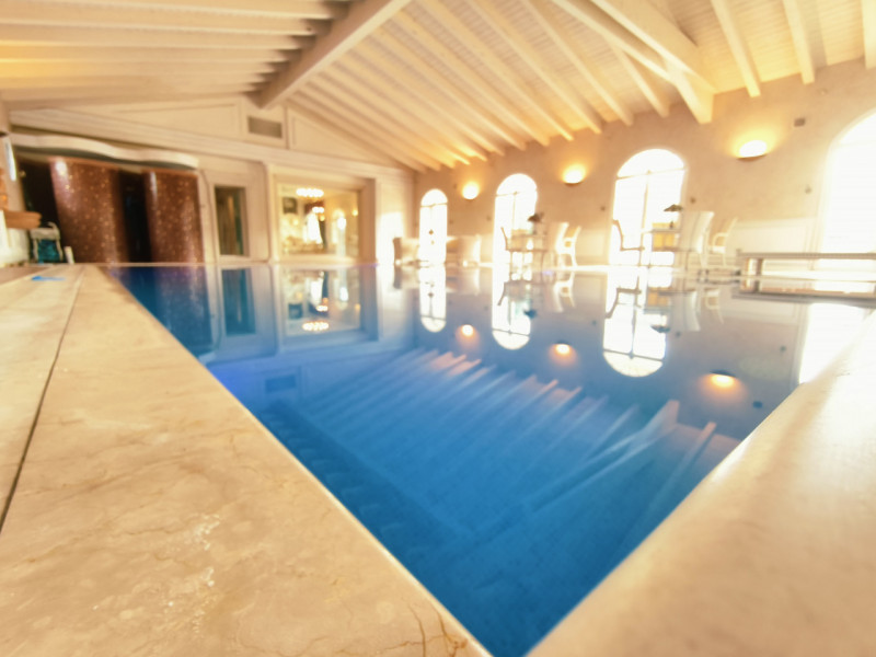 Proponiamo in vendita una prestigiosa e ricercata villa in stile classico di circa 400 mq, nuova ...