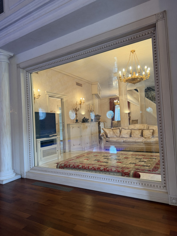 Proponiamo in vendita una prestigiosa e ricercata villa in stile classico di circa 400 mq, nuova ...