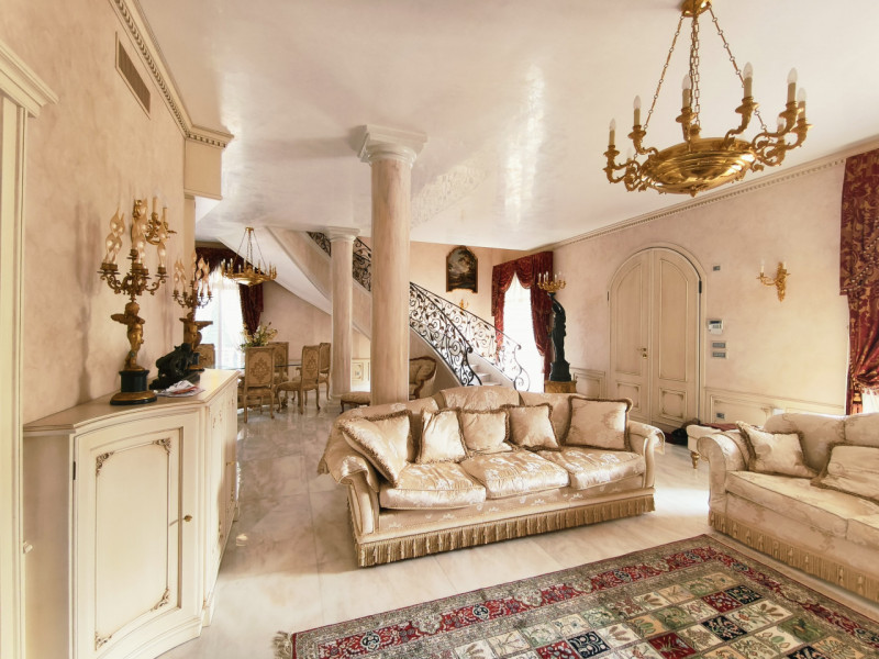 Proponiamo in vendita una prestigiosa e ricercata villa in stile classico di circa 400 mq, nuova ...