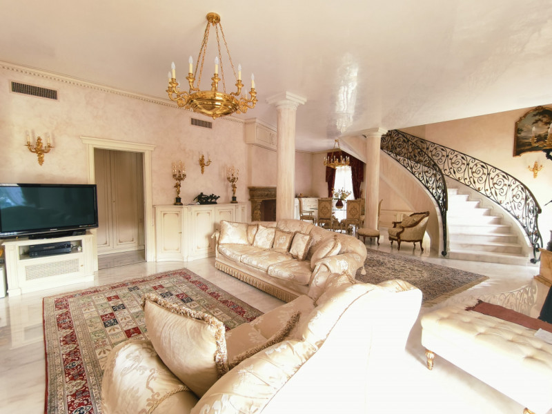 Proponiamo in vendita una prestigiosa e ricercata villa in stile classico di circa 400 mq, nuova ...