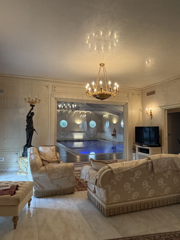 Proponiamo in vendita una prestigiosa e ricercata villa in stile classico di circa 400 mq, nuova ...