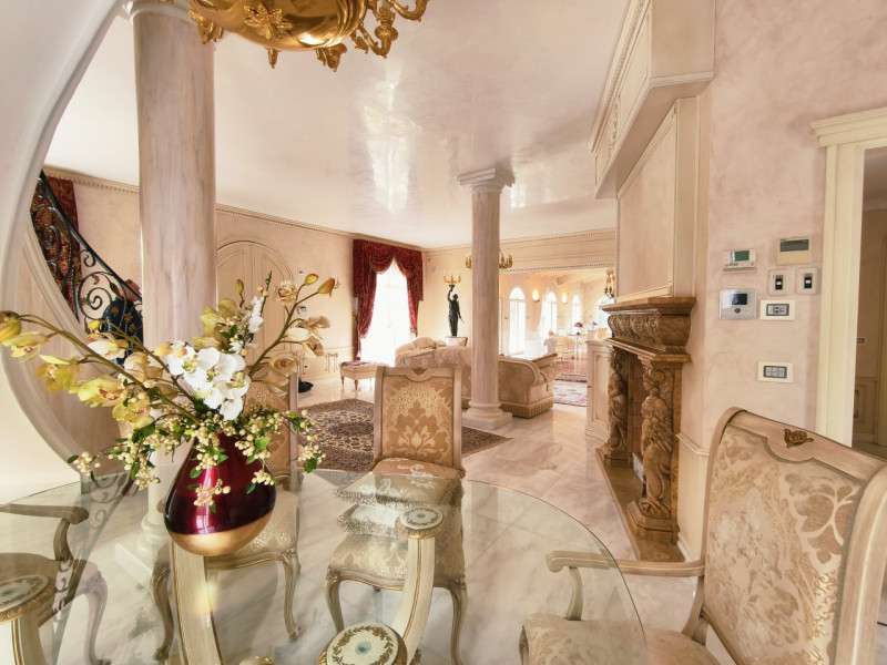 Proponiamo in vendita una prestigiosa e ricercata villa in stile classico di circa 400 mq, nuova ...