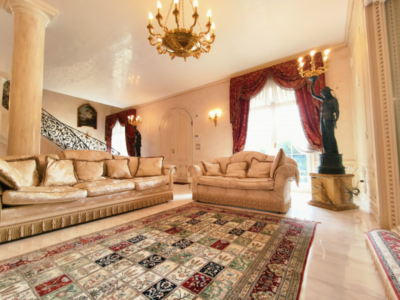 Proponiamo in vendita una prestigiosa e ricercata villa in stile classico di circa 400 mq, nuova ...