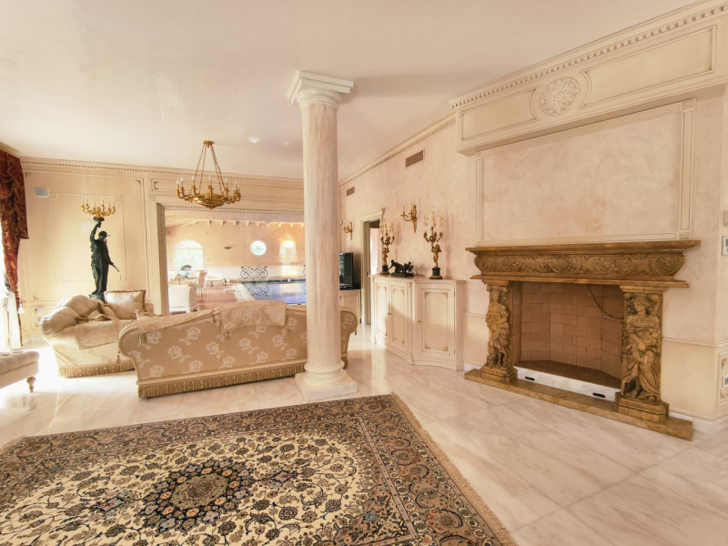 Proponiamo in vendita una prestigiosa e ricercata villa in stile classico di circa 400 mq, nuova ...