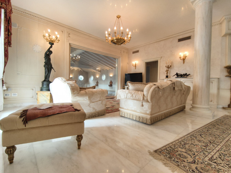 Proponiamo in vendita una prestigiosa e ricercata villa in stile classico di circa 400 mq, nuova ...