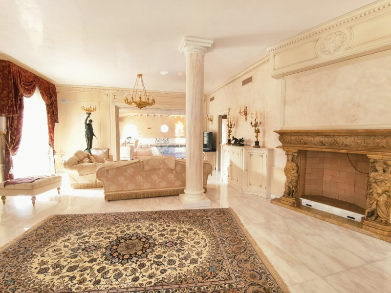 Proponiamo in vendita una prestigiosa e ricercata villa in stile classico di circa 400 mq, nuova ...