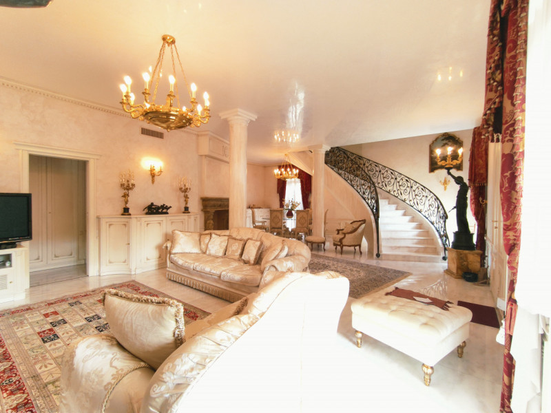 Proponiamo in vendita una prestigiosa e ricercata villa in stile classico di circa 400 mq, nuova ...