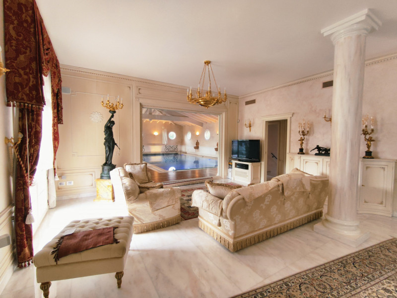 Proponiamo in vendita una prestigiosa e ricercata villa in stile classico di circa 400 mq, nuova ...